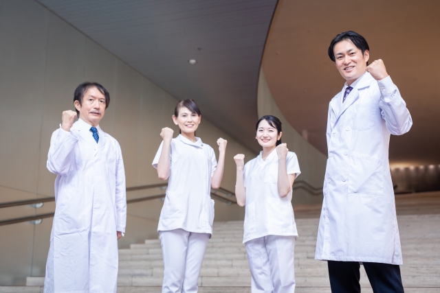 ガッツポーズをする男女